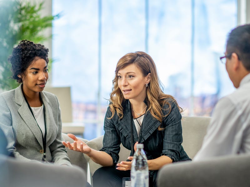 Funcionários conversam sobre pluralismo cultural no ambiente corporativo