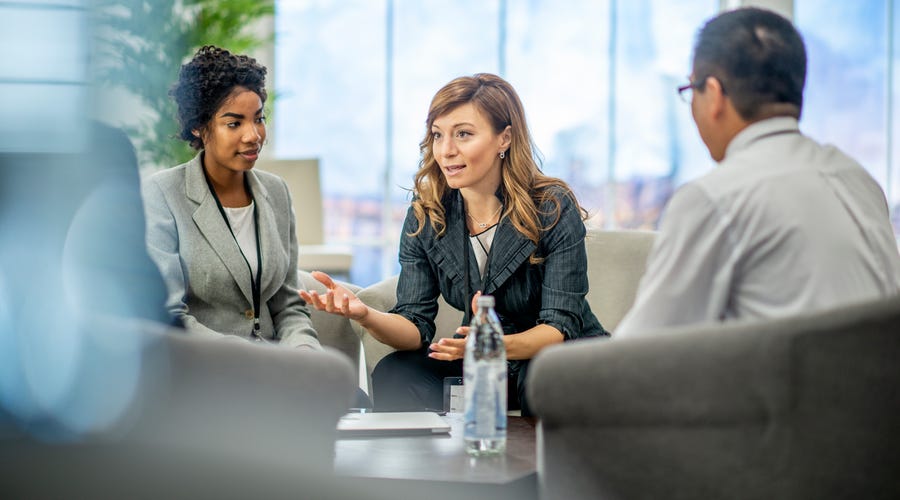 Funcionários conversam sobre pluralismo cultural no ambiente corporativo