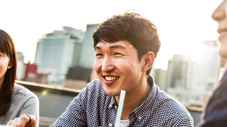 Jovens fazem curso de coreano online juntos.