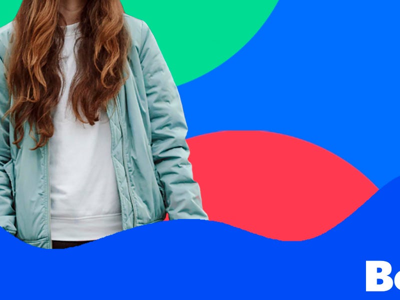 Garota jovem esperando seus amigos para falar sobre as gírias mais usadas em inglês.