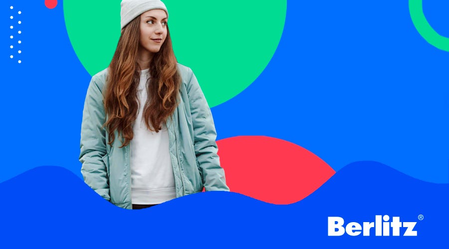 Garota jovem esperando seus amigos para falar sobre as gírias mais usadas em inglês.