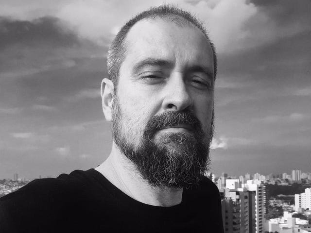 Luis Cesar ensina idiomas no Berlitz