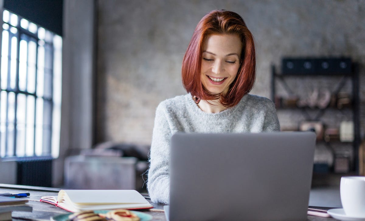 Mulher faz teste de francês online do Berlitz pelo PC.