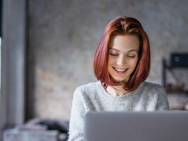Mulher faz teste de francês online do Berlitz pelo PC.