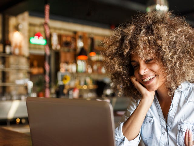 Mulher estuda idiomas sozinha com o CyberTeachers Standard