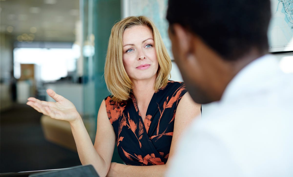 Mulher aprende com curso de tcheco online.