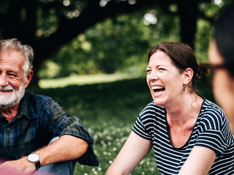 Grupo de amigos ri de palavras engraçadas em espanhol.