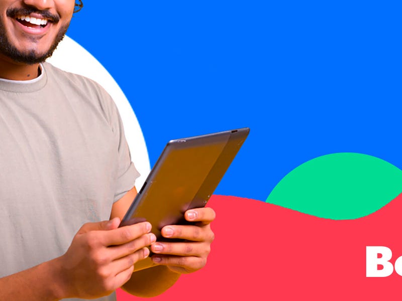 Homem estuda o processo de aprendizagem no inglês.