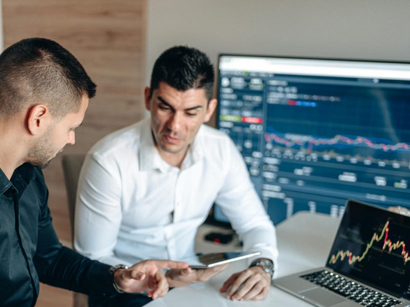 Homem pensando nos conflitos de interesse que causaram problemas para a empresa recentemente.