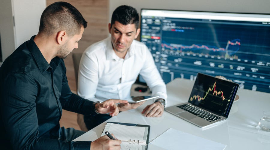 Homem pensando nos conflitos de interesse que causaram problemas para a empresa recentemente.