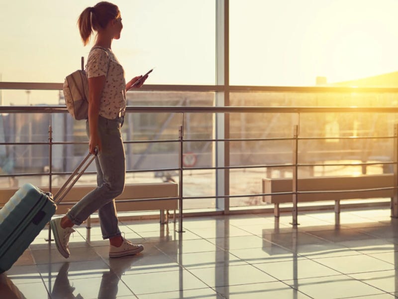 Jovem aprende francês para viagem com o celular