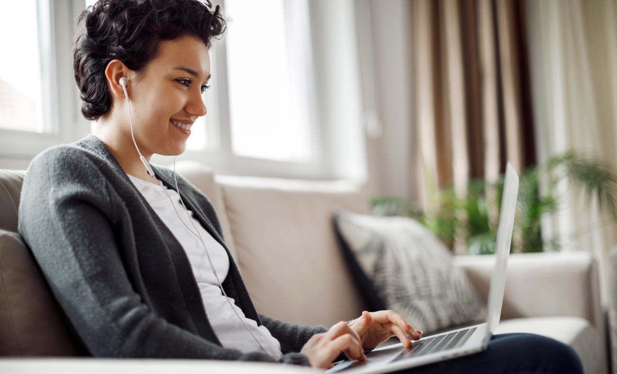 Mulher faz curso de inglês em Jundiaí com o Berlitz.