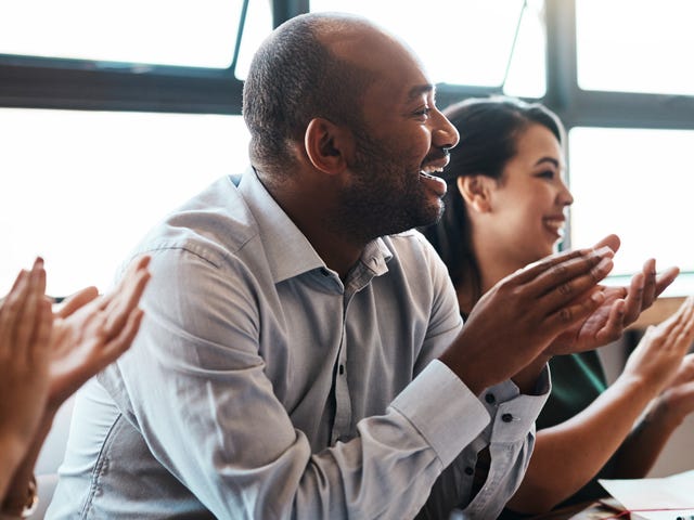 Grupo de funcionários discute as características de um líder