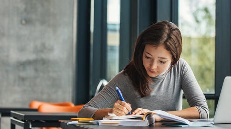 Jovem estuda para aulas de inglês avançado.