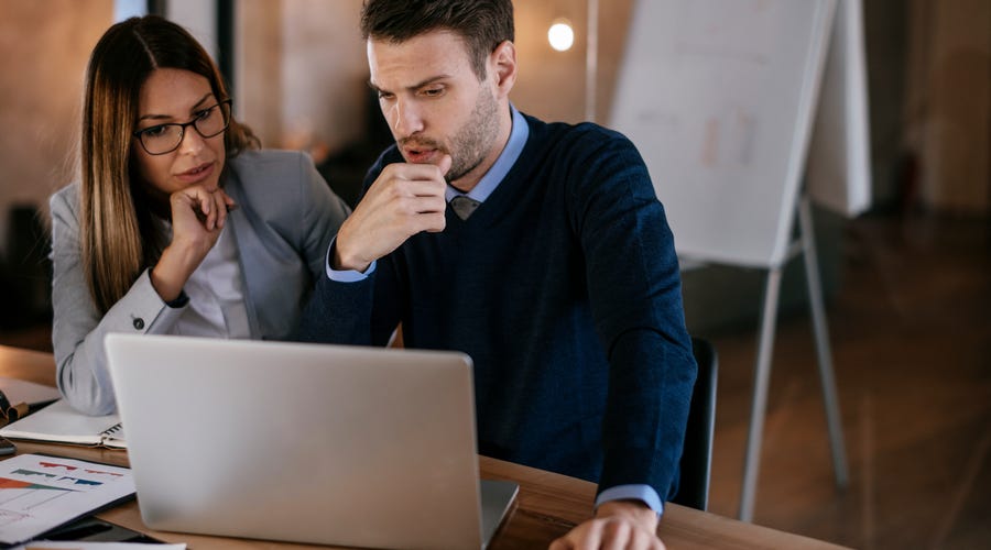 Dois empresários calculam juntos o ROI de seu negócio