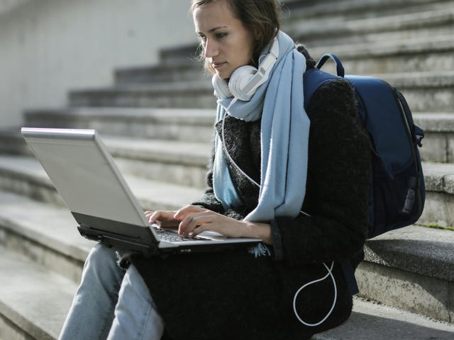 Mulher estuda espanhol com curso de idiomas online e autoaprendizagem flexível.
