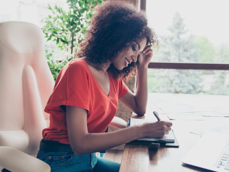 Mulher estuda as preposições em francês