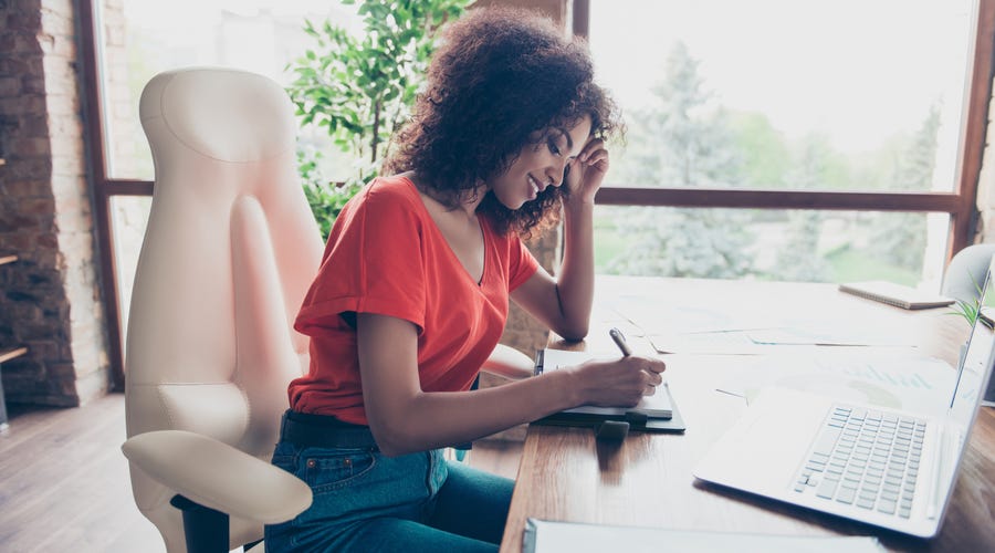Mulher estuda as preposições em francês