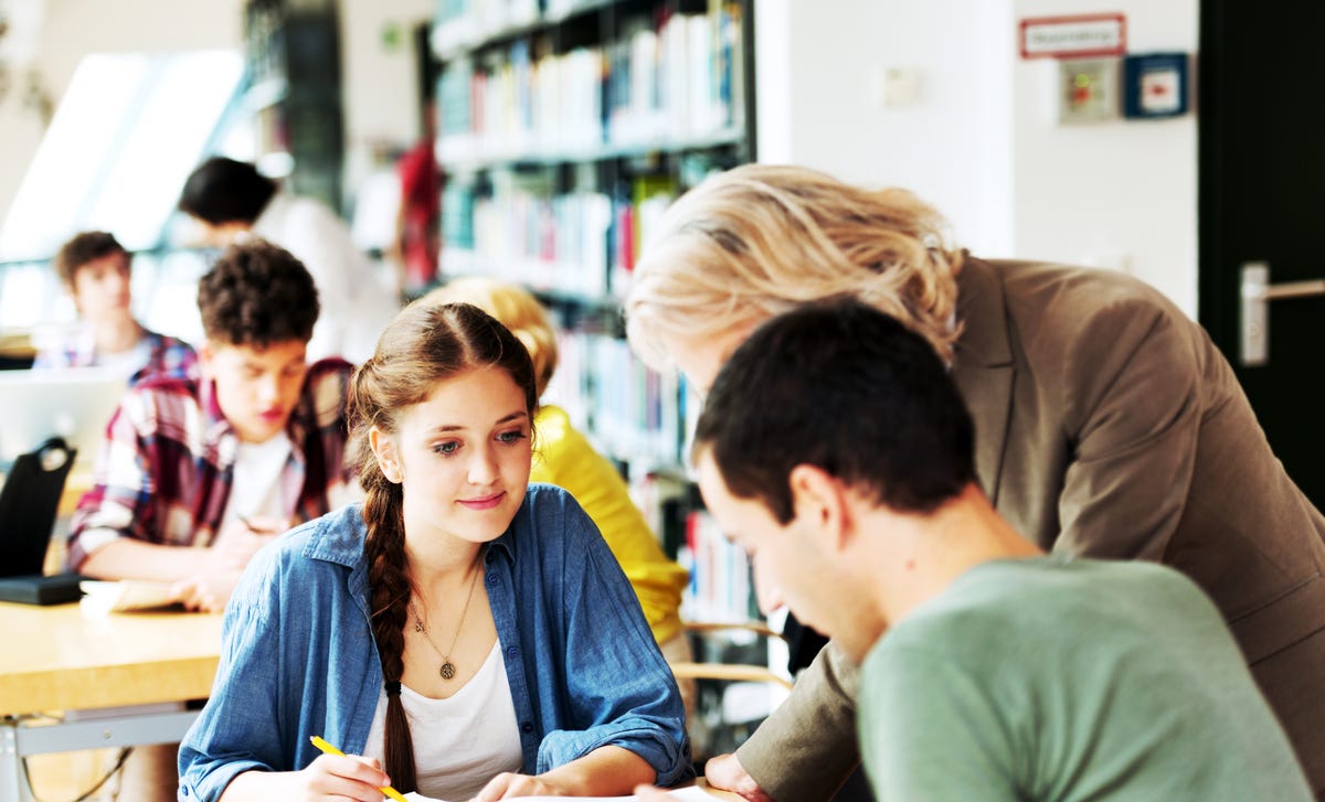 Jovens participam de programas educativos do Berlitz