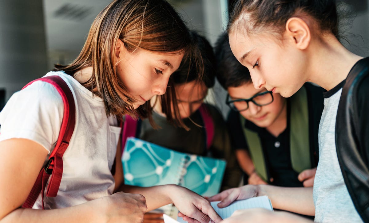 Jovens estudam português com curso para adolescentes do Berlitz