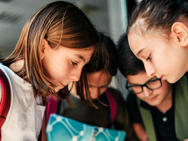 Jovens estudam português com curso para adolescentes do Berlitz