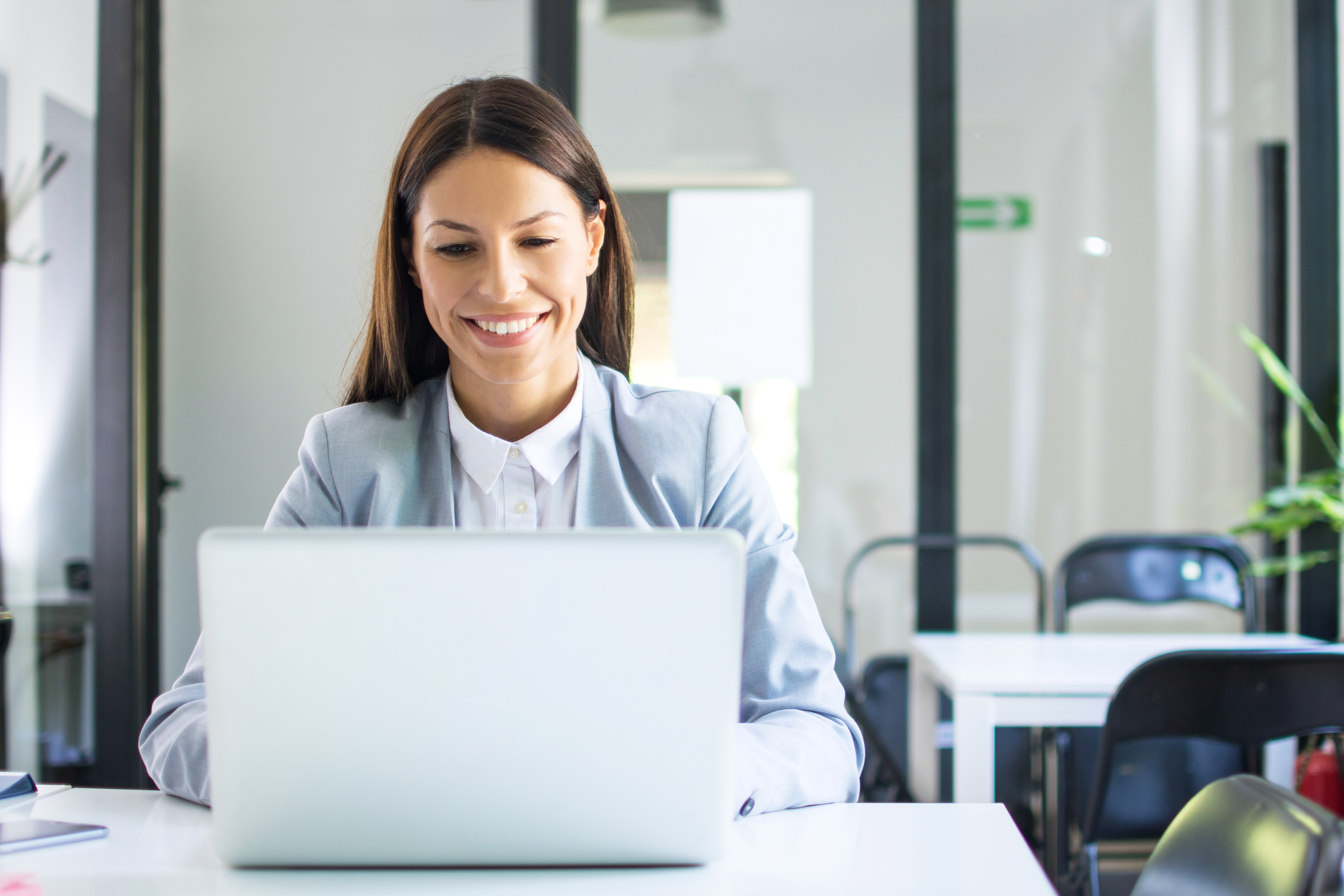 Mulher acessa exemplos de salário emocional na internet