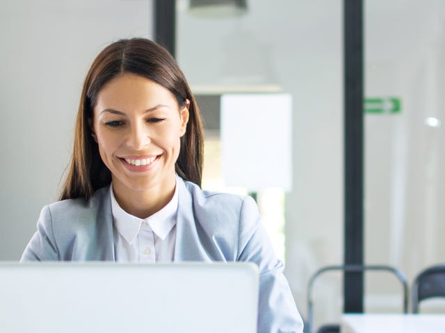 Mulher acessa exemplos de salário emocional na internet