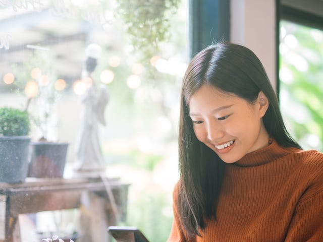 Mulher acessa plataforma de autoestudo CyberTeachers