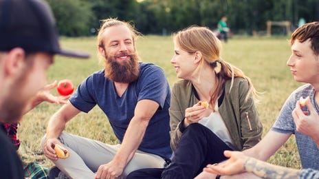 Jovens praticam norueguês juntos