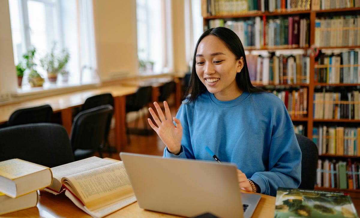 Mulher aprende com curso de mandarim no RJ ao fazer aulas do Berlitz.