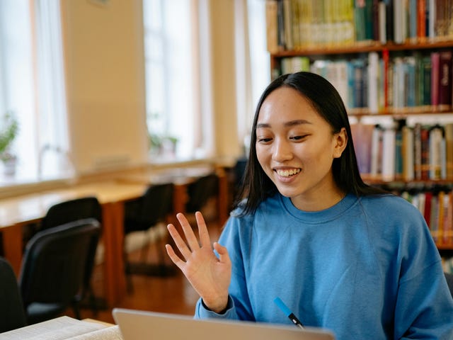 Mulher aprende com curso de mandarim no RJ ao fazer aulas do Berlitz.