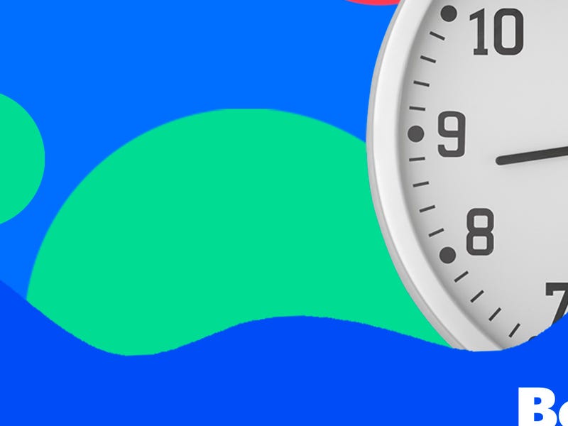 Relógio de mesa rosa apontando as horas em inglês.