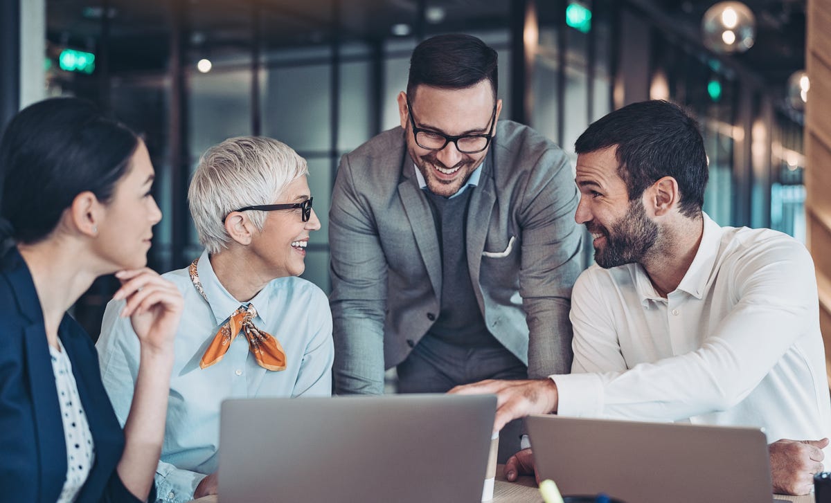 Colaboradores sentados em um escritório do Berlitz Brasil