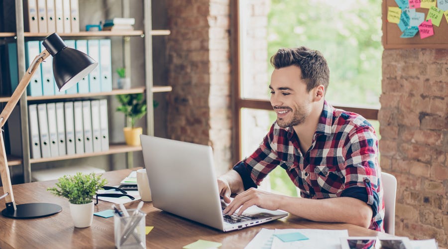 Homem estuda as contrações em inglês na internet