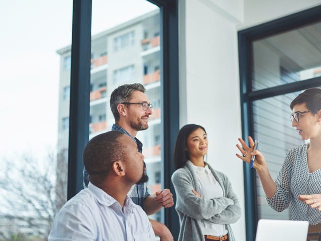 Equipe bilíngue treina comunicação empresarial em inglês com aulas do Berlitz para empresas