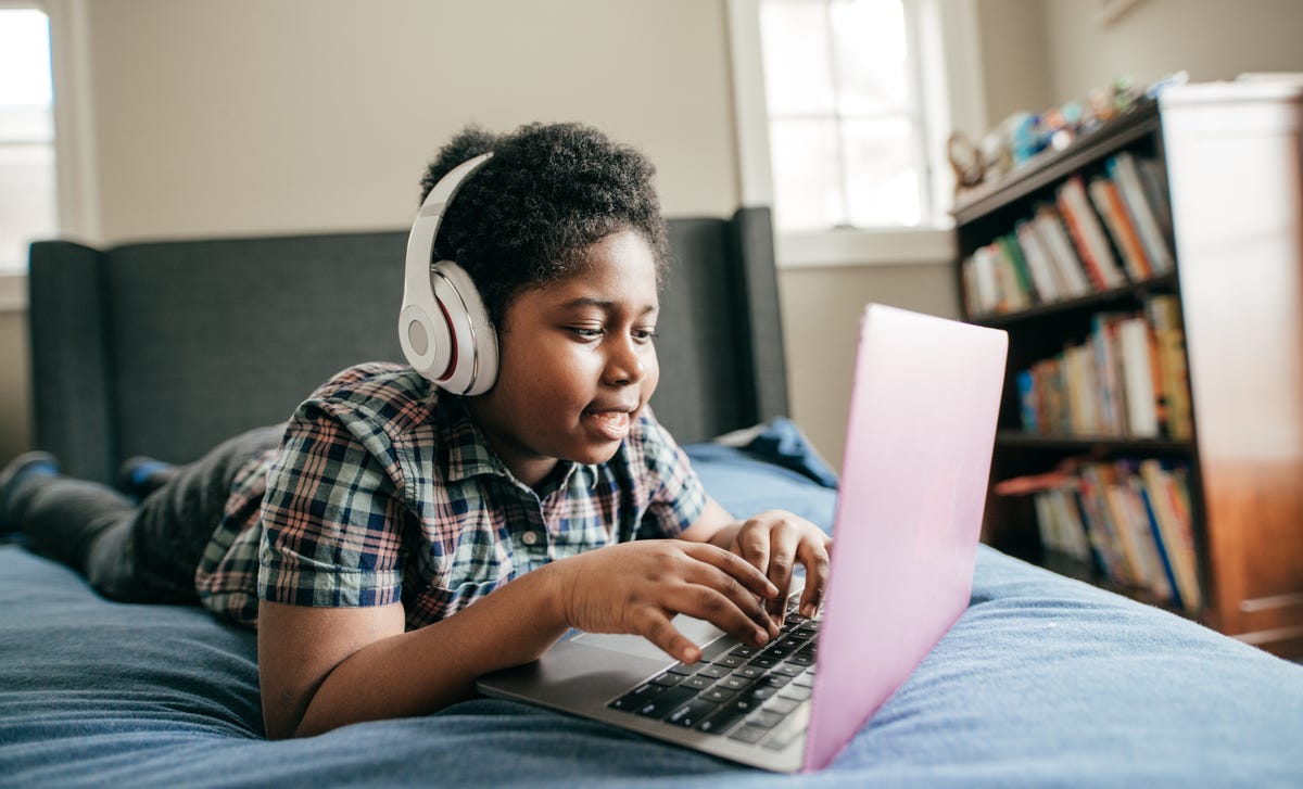 Criança aprenda espanhol com as aulas virtuais do Berlitz