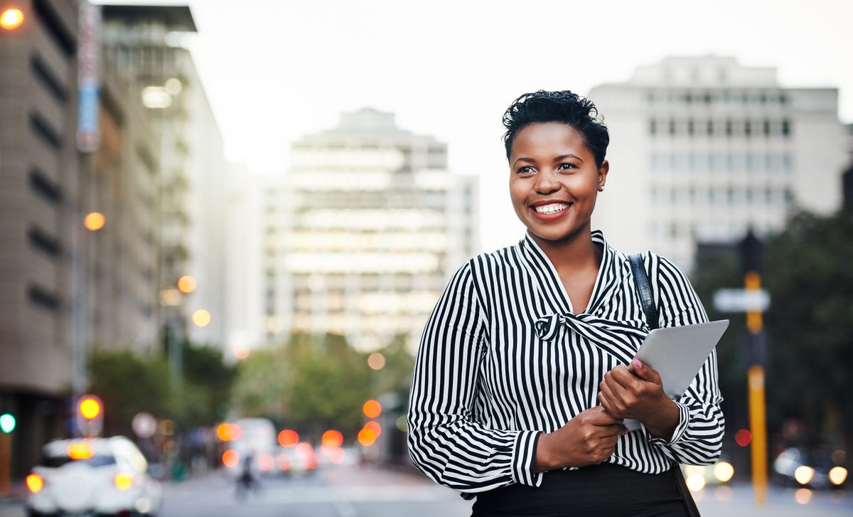 Mulher aprende inglês em Sorocaba com unidade do Berlitz