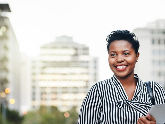 Mulher aprende inglês em Sorocaba com unidade do Berlitz