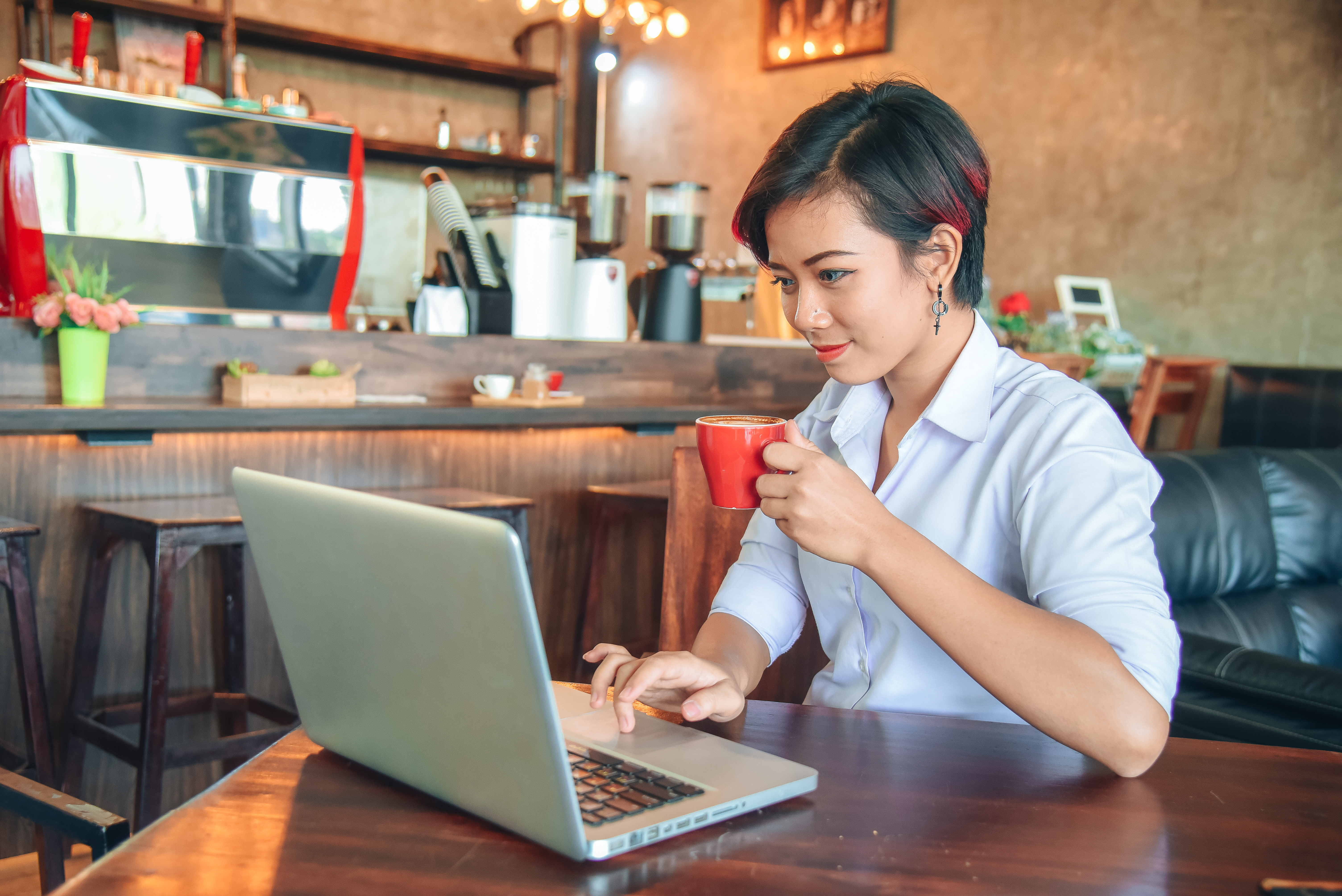aluno fazendo matrícula na Berlitz