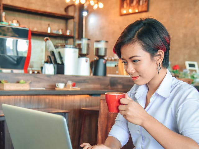 aluno fazendo matrícula na Berlitz