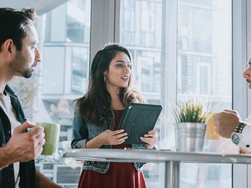 Mulher lidera equipe em escritório