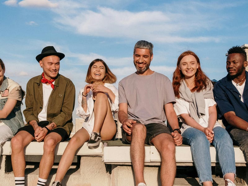 Duas jovens caminhando pelas ruas em NY enquanto tomam um café e discutem como aprender inglês com Friends.