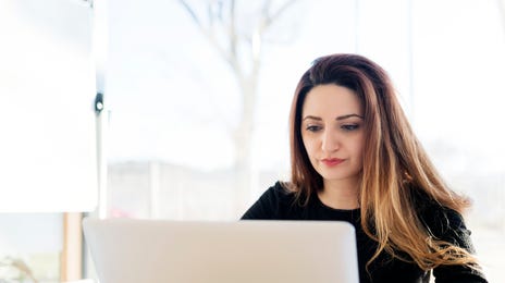 Jovem estuda com curso de holandês online.