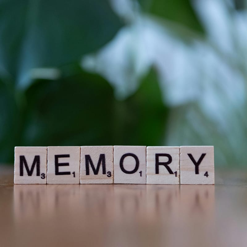 Bloquinhos de madeira formando a palavra "memory" para representar as técnicas de memorização.