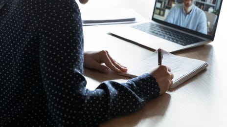 Estudante feliz ao estudar online pelo método do Berlitz.