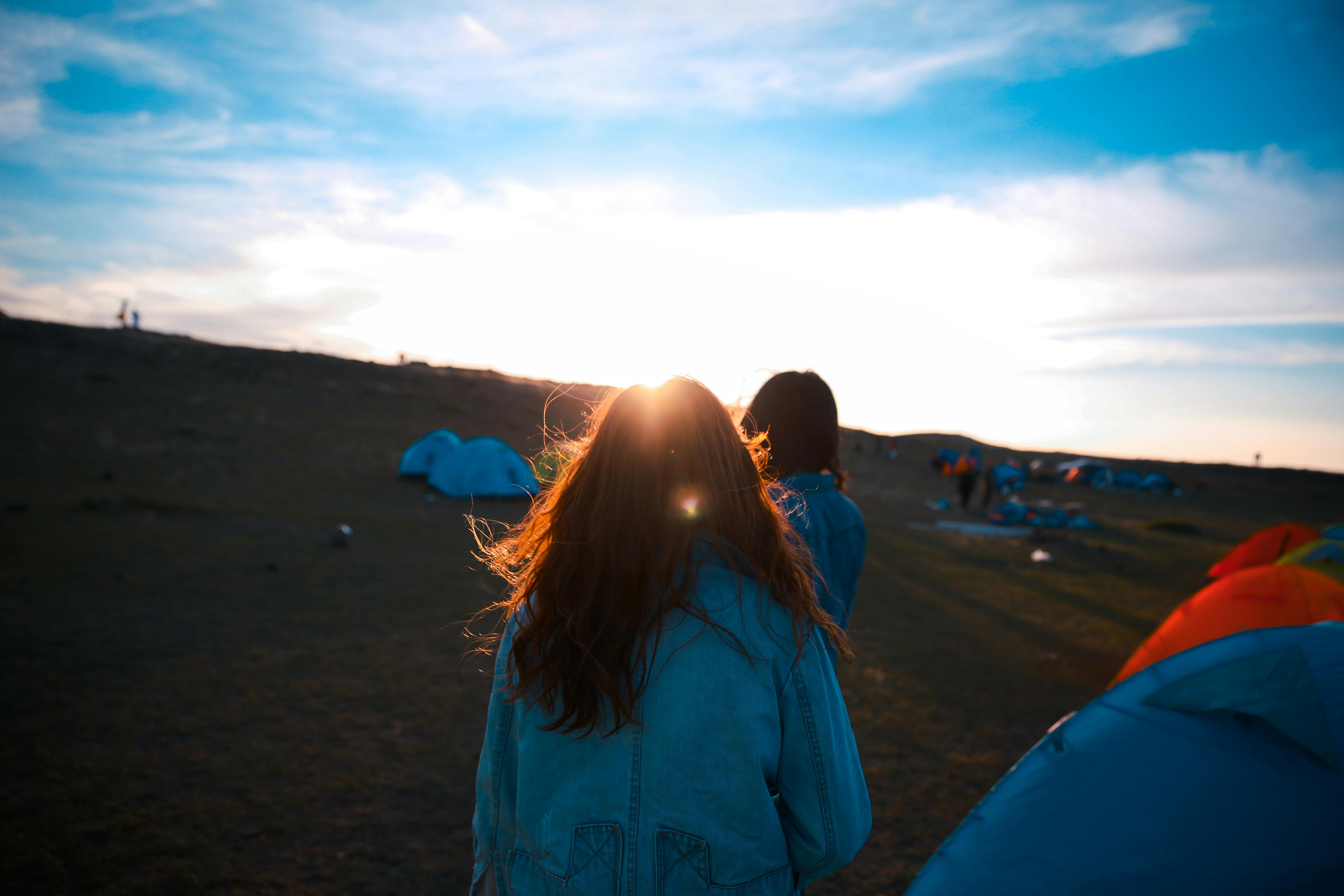 Jovens em um intercâmbio de acampamento no verão americano.