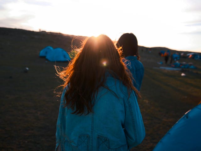Jovens em um intercâmbio de acampamento no verão americano.