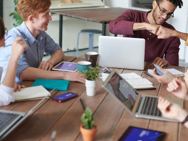 Colaboradores da geração z em uma reunião.