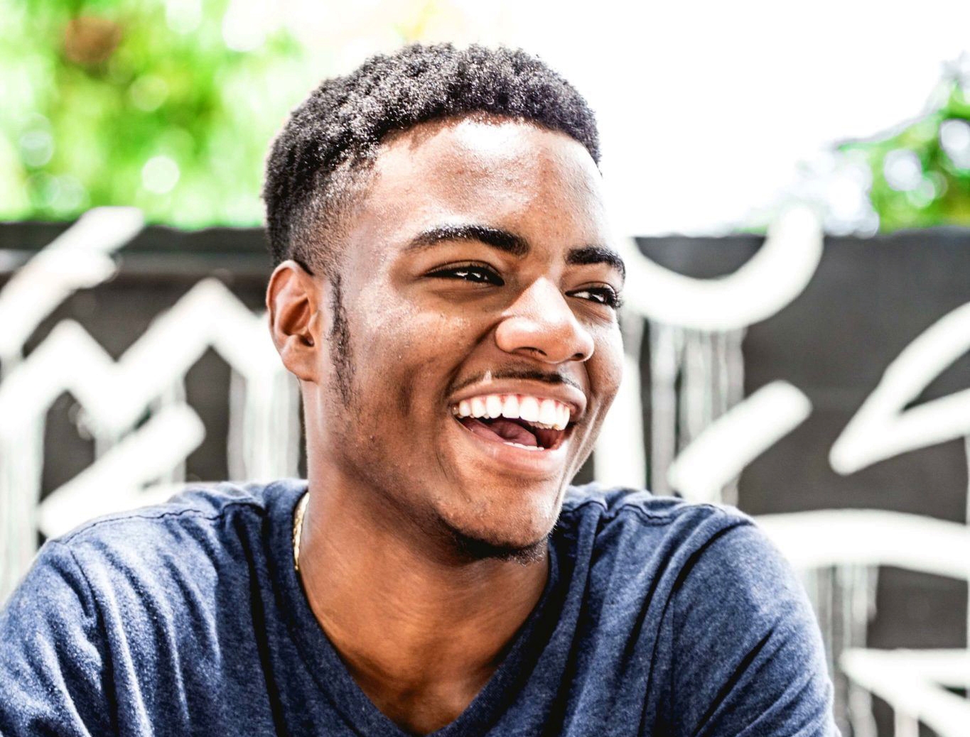 Jovem ri de expressões alemãs engraçadas