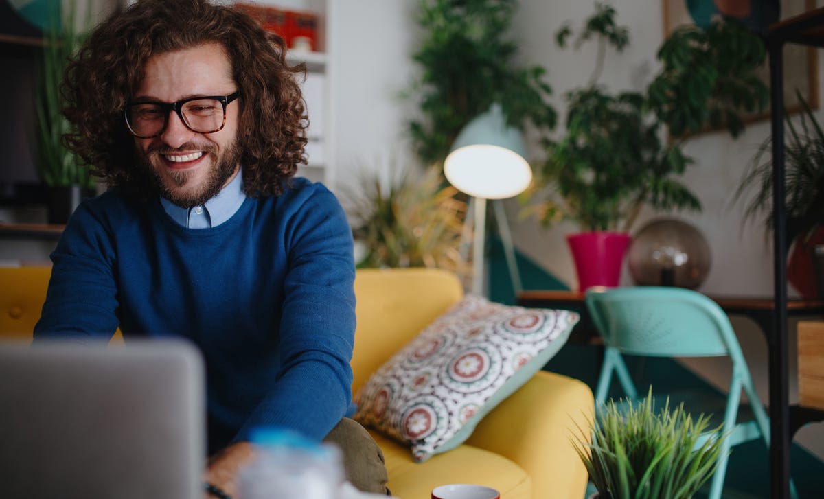 Homem faz curso de inglês em Curitiba.